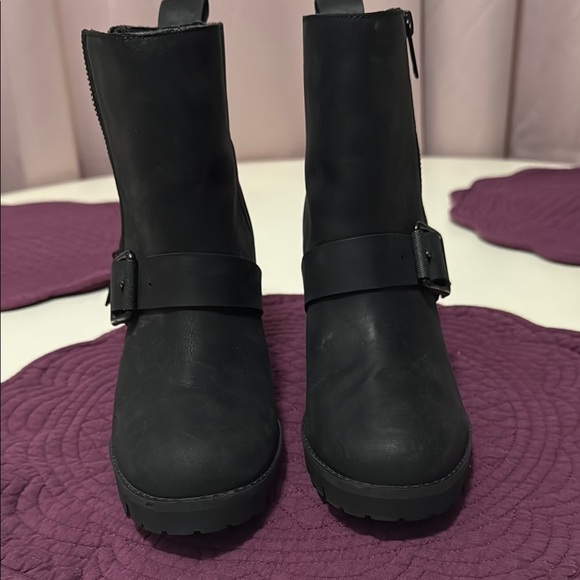 UGG Fern Black Waterproof Ankle Boots with Thick Sole and Elastic Panels - Picture 1 of 4